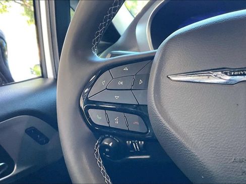 Used 2025 Chrysler Pacifica Limited FWD image 8