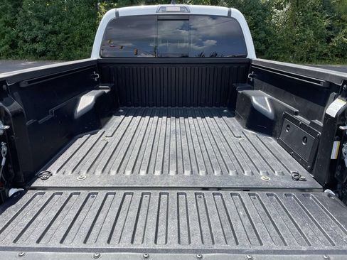 Used 2022 Toyota Tacoma SR5 w/ Technology Package RWD image 8