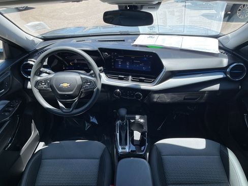 Used 2025 Chevrolet Trax LT FWD image 13