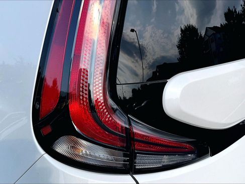Used 2025 Kia Soul LX w/ LX Technology Package FWD image 26
