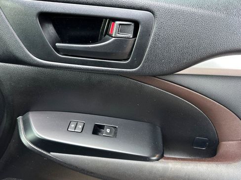 Used 2018 Toyota Highlander LE image 20