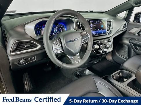 Used 2025 Chrysler Pacifica Select image 19