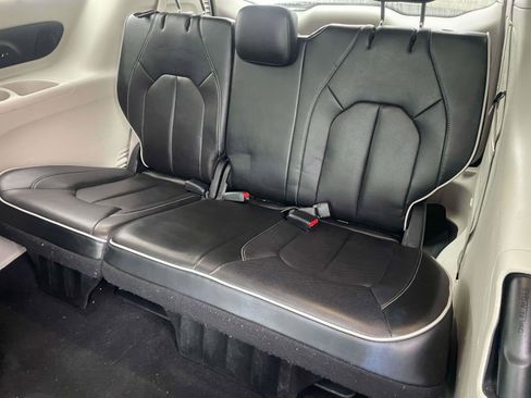 Used 2022 Chrysler Pacifica Limited image 7