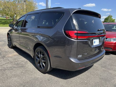 Used 2023 Chrysler Pacifica Touring-L w/ S Appearance Package AWD/4WD image 5