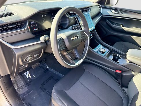 Used 2025 Jeep Grand Cherokee Laredo X RWD image 25