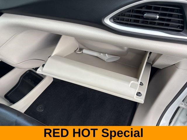 Used 2023 Chrysler Pacifica Touring-L FWD image 39
