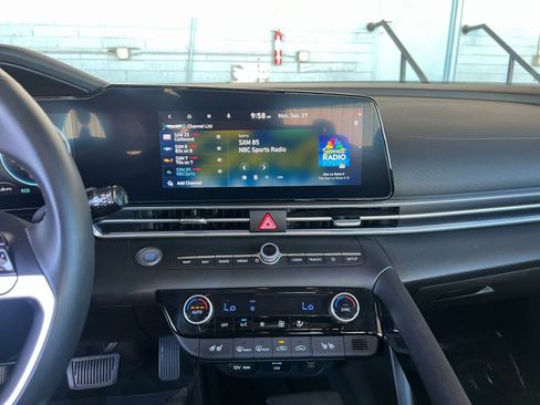 Used 2025 Hyundai Elantra Limited image 21