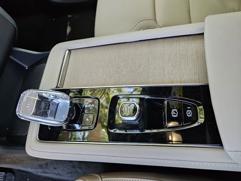 New 2026 Volvo XC90 B6 Plus w/ Protection Package Premier image 31