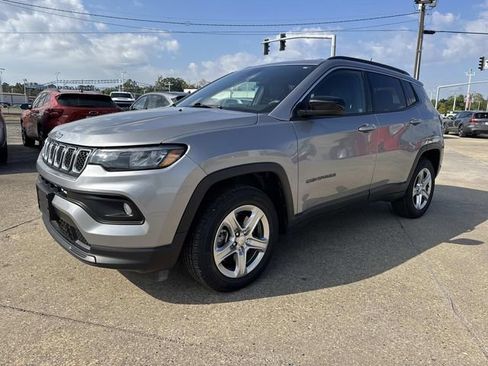 Used 2024 Jeep Compass Latitude image 3