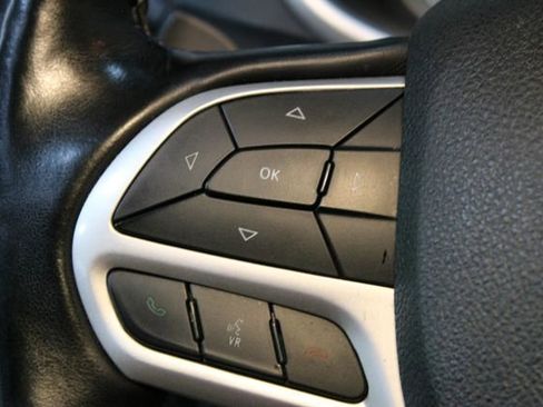 Used 2018 Jeep Cherokee Trailhawk w/ Comfort & Convenience Group AWD/4WD image 22