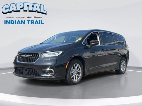 Used 2023 Chrysler Pacifica Touring-L FWD image 1