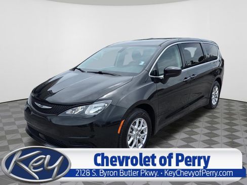 Used 2022 Chrysler Voyager LX FWD image 1