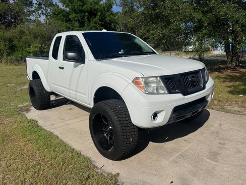 Used 2018 Nissan Frontier SV RWD image 2