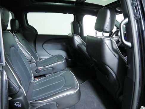 Used 2025 Chrysler Pacifica Limited FWD image 14