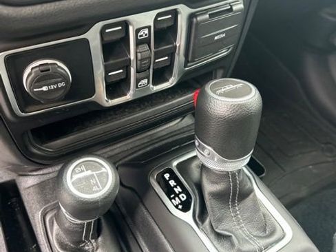 Used 2025 Jeep Gladiator Sport AWD/4WD image 16
