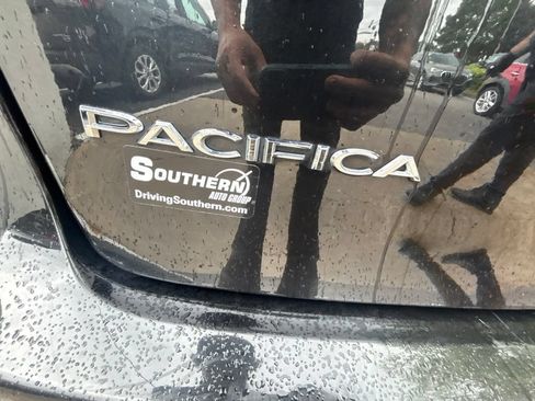 Used 2023 Chrysler Pacifica Touring-L FWD image 25