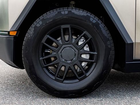 Used 2025 Tesla Cybertruck AWD Crew Cab image 34