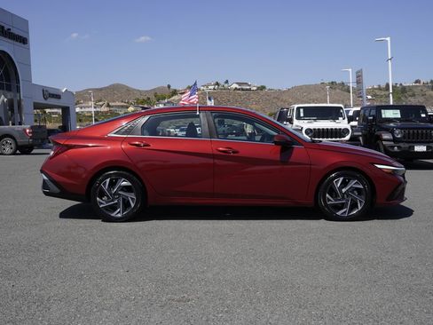 Used 2024 Hyundai Elantra Limited FWD image 3