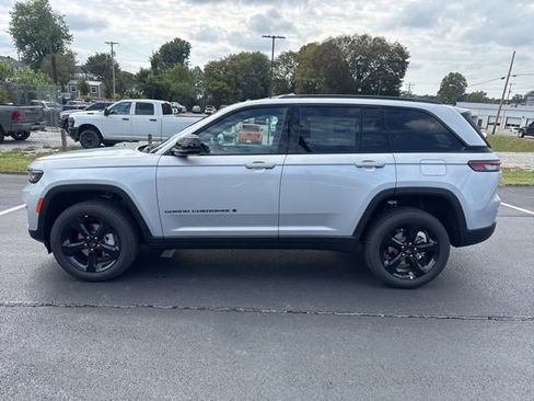 New 2025 Jeep Grand Cherokee Limited w/ Black Appearance Package AWD/4WD image 4
