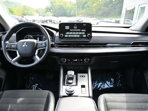 Used 2023 Mitsubishi Outlander SE image 2