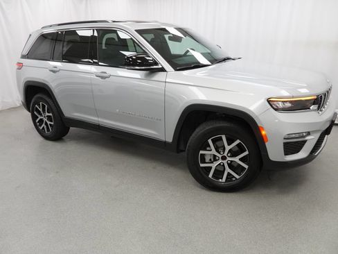 Used 2025 Jeep Grand Cherokee Limited AWD/4WD image 19