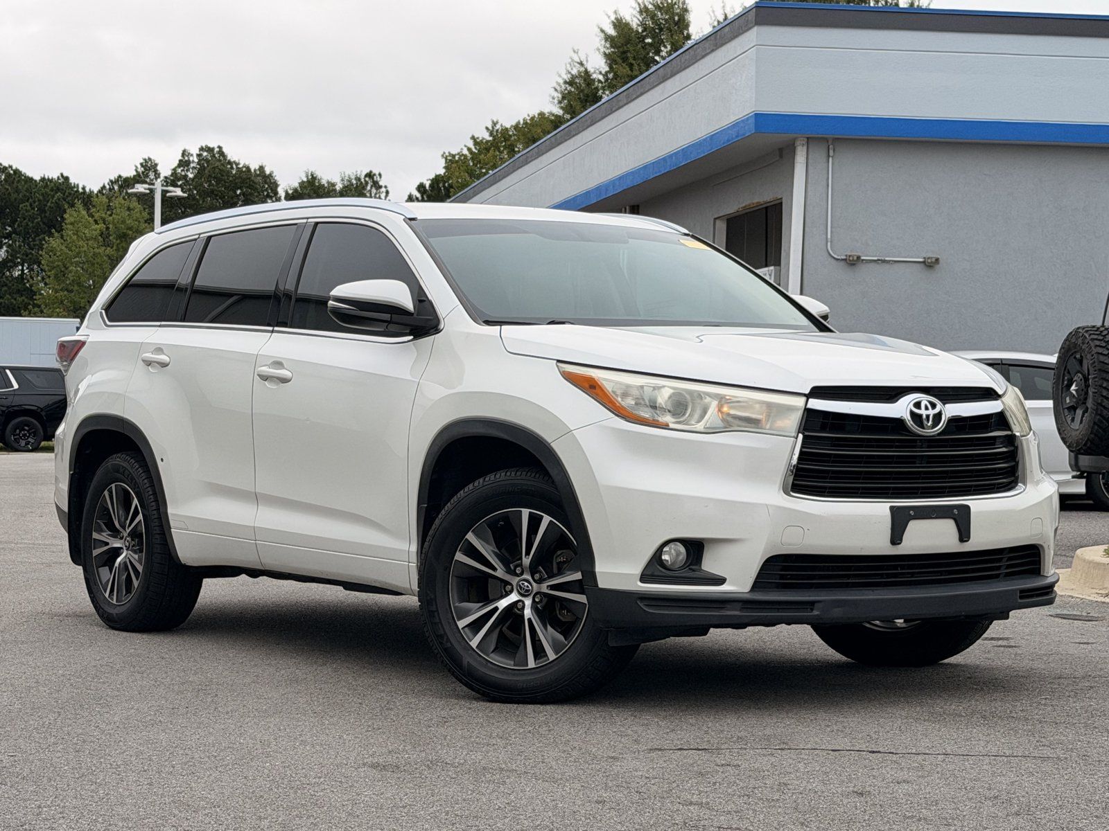 Used 2016 Toyota Highlander XLE AWD/4WD image 3