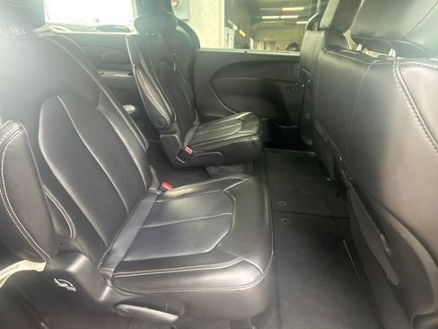 Used 2025 Chrysler Pacifica Select FWD image 19