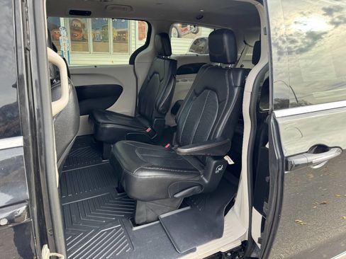 Used 2019 Chrysler Pacifica Touring-L image 14