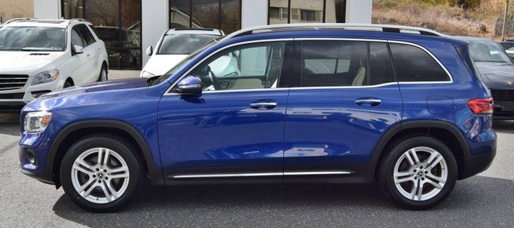 Used 2021 Mercedes-Benz GLB 250 4MATIC w/ Premium Package image 3