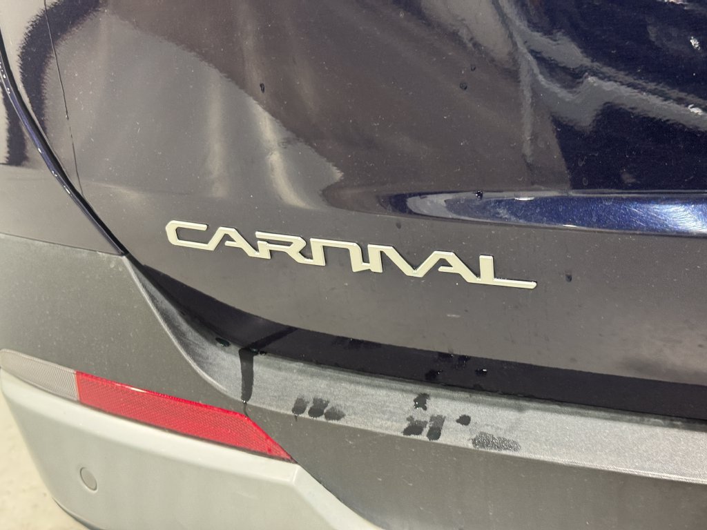 Used 2025 Kia Carnival FWD image 32