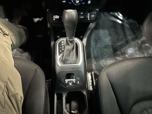 Used 2019 Jeep Renegade Latitude w/ Cold Weather Group AWD/4WD image 21