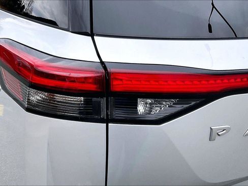 Certified 2024 Nissan Pathfinder SV image 31