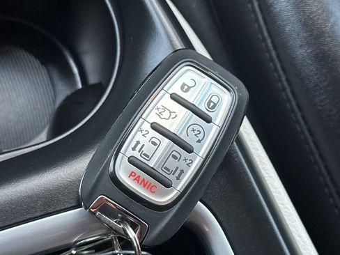 Used 2024 Chrysler Pacifica Touring-L FWD image 35