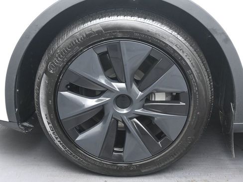 Used 2024 Tesla Model Y Long Range RWD image 39