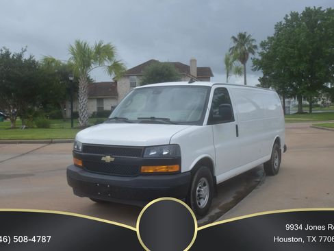 Used 2020 Chevrolet Express 3500 Extended w/ Driver Convenience Package RWD image 2
