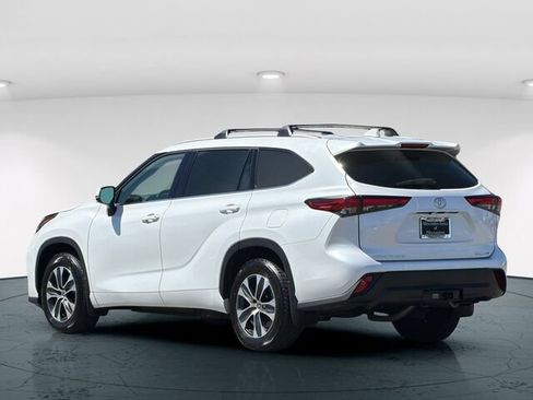 Used 2022 Toyota Highlander XLE AWD/4WD image 5