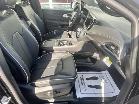 New 2026 Chrysler Pacifica Limited image 14