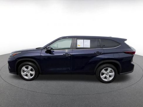 Used 2025 Toyota Highlander LE FWD image 7
