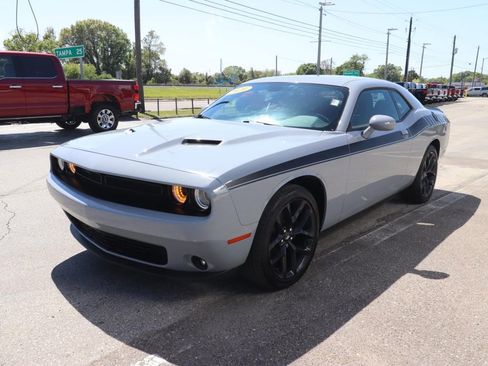 Used 2021 Dodge Challenger SXT w/ Driver Convenience Group RWD image 3