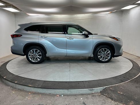 Used 2020 Toyota Highlander Limited image 6