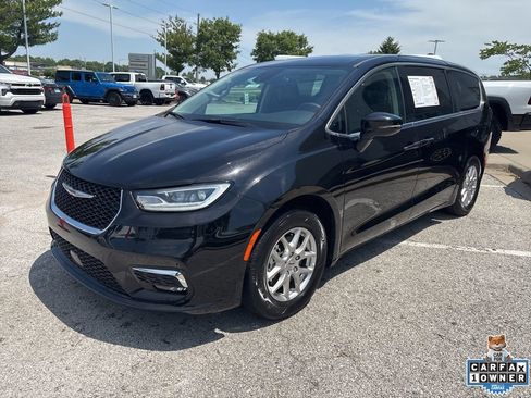 Used 2024 Chrysler Pacifica Touring-L FWD image 13