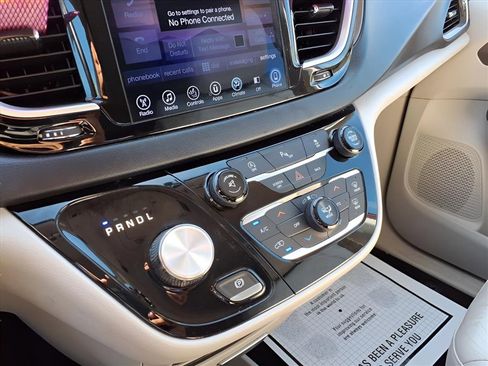 Used 2017 Chrysler Pacifica Touring-L image 7