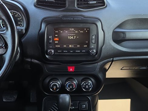 Used 2017 Jeep Renegade Altitude FWD image 22