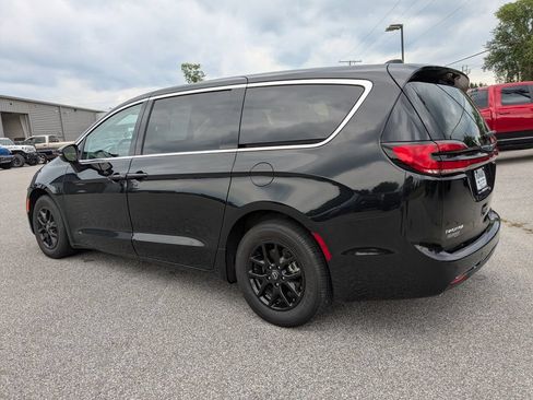 Used 2023 Chrysler Pacifica Touring-L FWD image 8