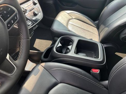 Used 2025 Chrysler Pacifica Select FWD image 18