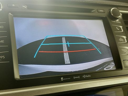 Used 2019 Toyota Highlander XLE AWD/4WD image 23