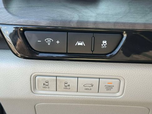 Used 2024 Kia Carnival EX FWD image 19