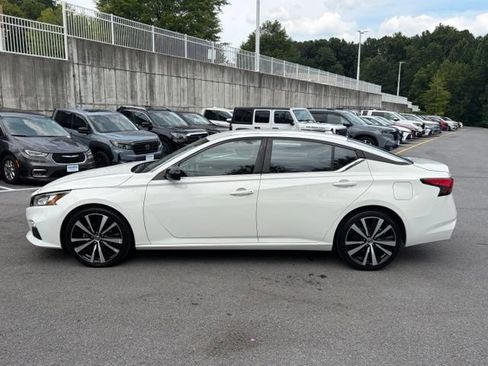 Used 2021 Nissan Altima 2.5 SR FWD image 2