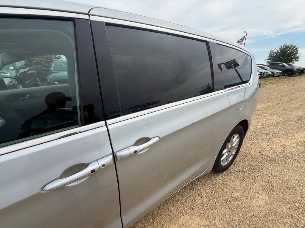 Used 2024 Chrysler Pacifica Touring-L FWD image 35