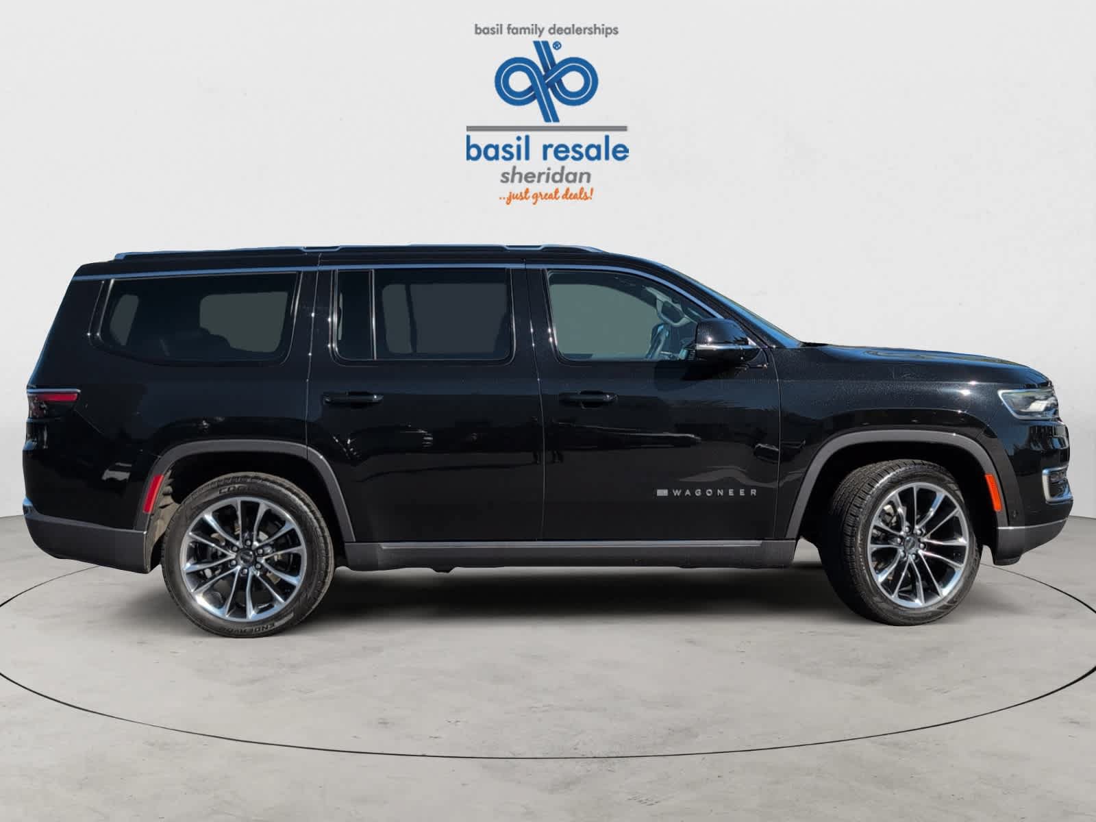 Used 2022 Jeep Wagoneer Series III w/ Premium Group I AWD/4WD image 8